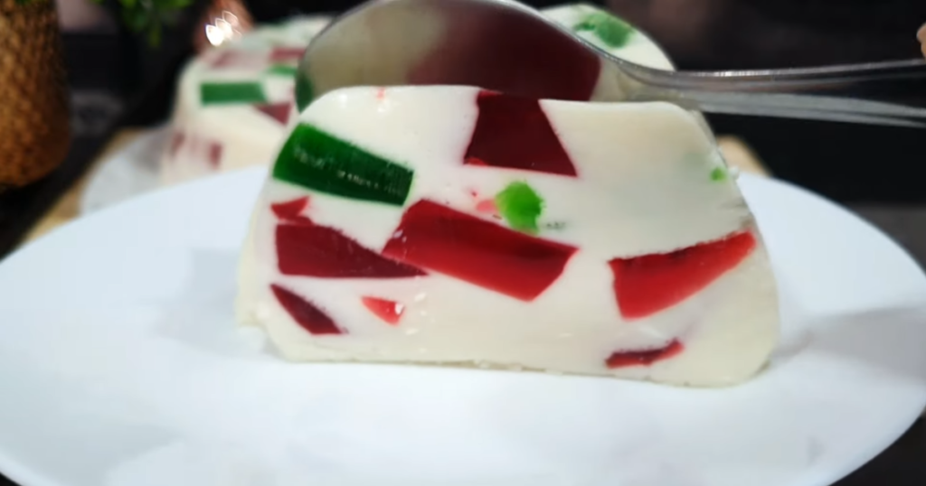 Pudim de coco com mosaico de gelatina pedaco