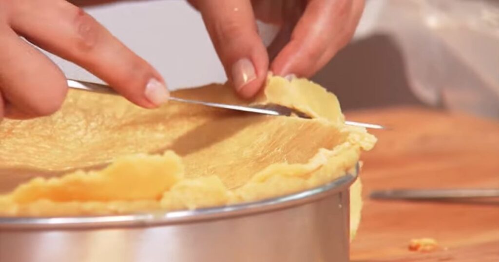 cortar as beiradas da massa