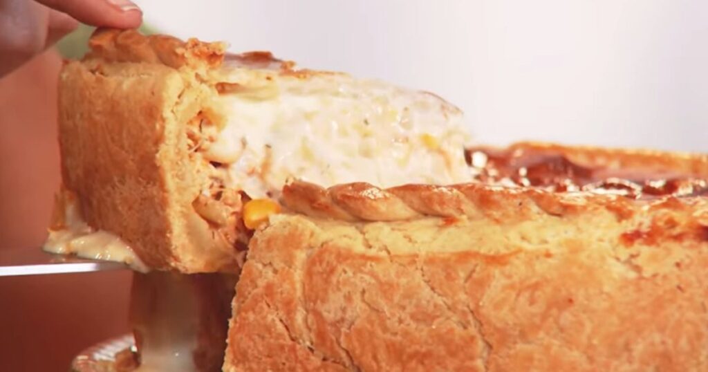 fatia de empadao de frango com requeijao