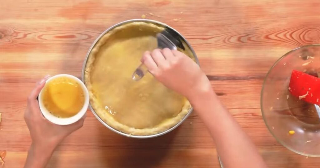 pincelar com gema de ovo e agua