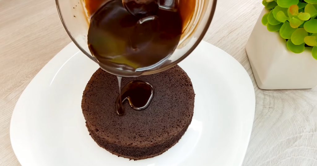 Bolo de Chocolate rápido de Microondas cobertura prato