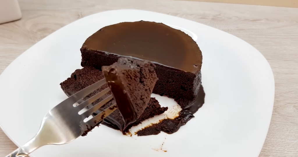 Bolo de Chocolate rápido de Microondas pronto gostoso