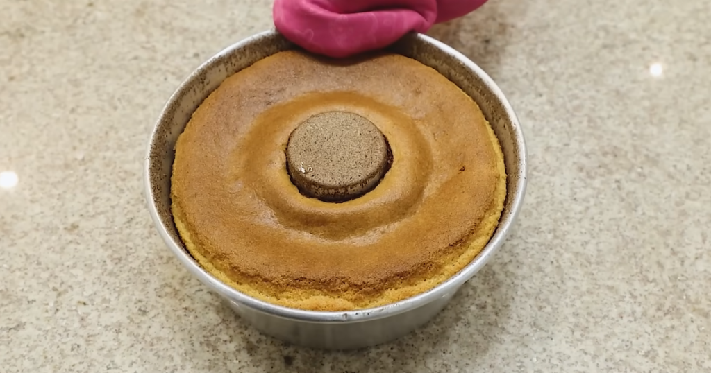 Bolo sem ovos de fubá assado