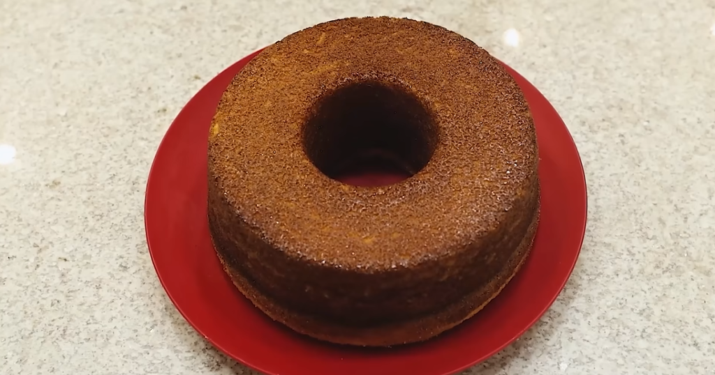 Bolo sem ovos de fubá assado fundo