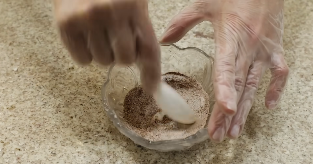 Bolo sem ovos de fubá canela e açúcar