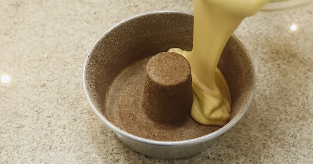 Bolo sem ovos de fubá canela e açúcar massa