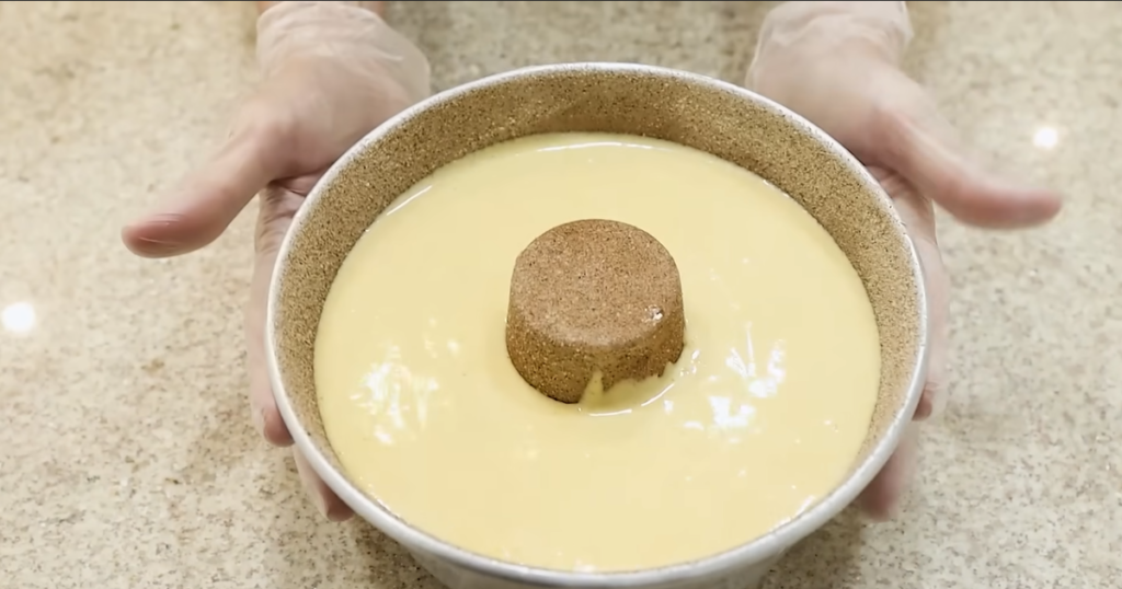 Bolo sem ovos de fubá canela e açúcar massa forno