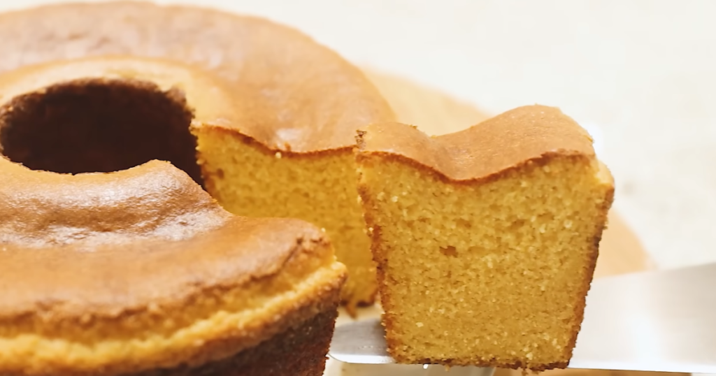 Bolo sem ovos de fubá fofinho fatia