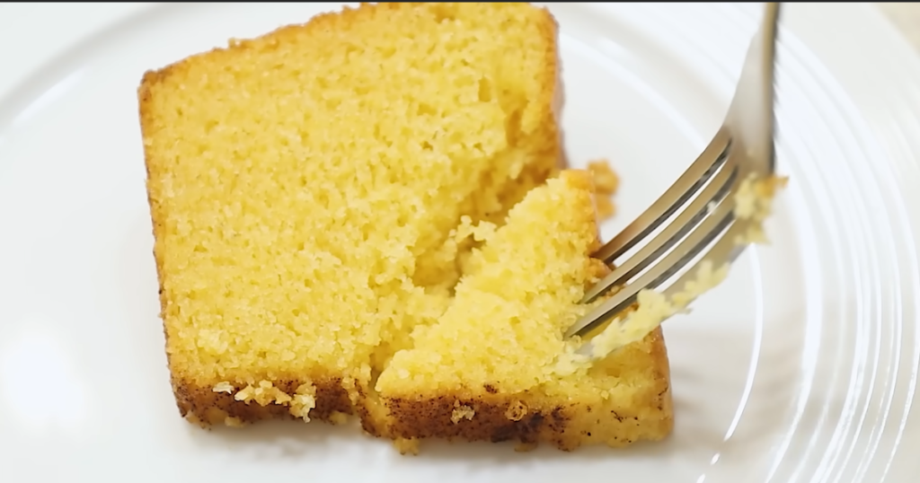 Bolo sem ovos de fubá fofinho fatia gostoso