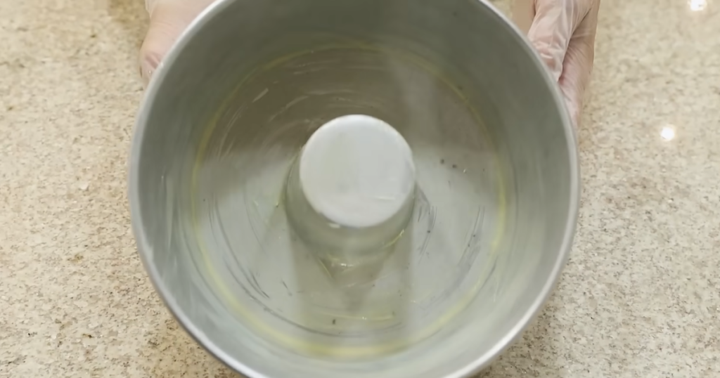 Bolo sem ovos de fubá forma untada