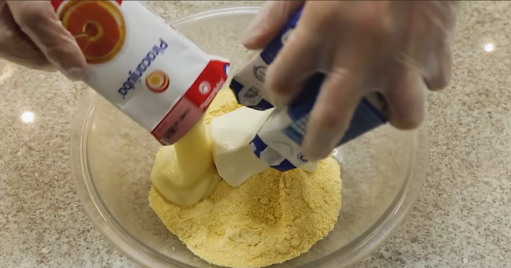 Bolo sem ovos de fubá mimoso creme leite