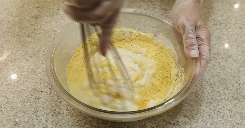 Bolo sem ovos de fubá mimoso creme leite mistura