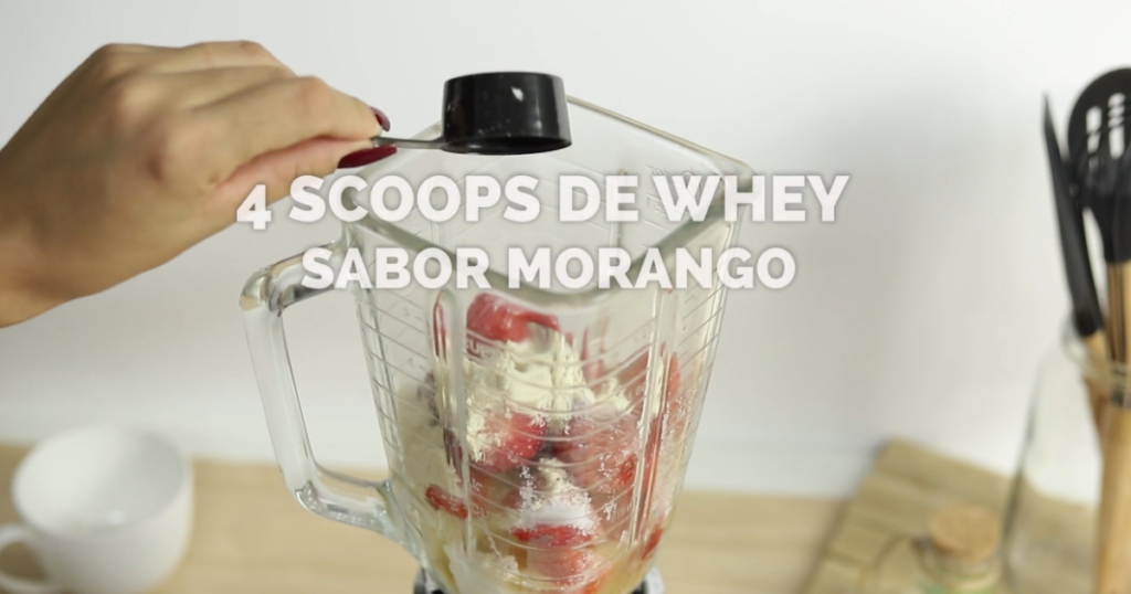 Mousse de Whey Protein de Morango scoops