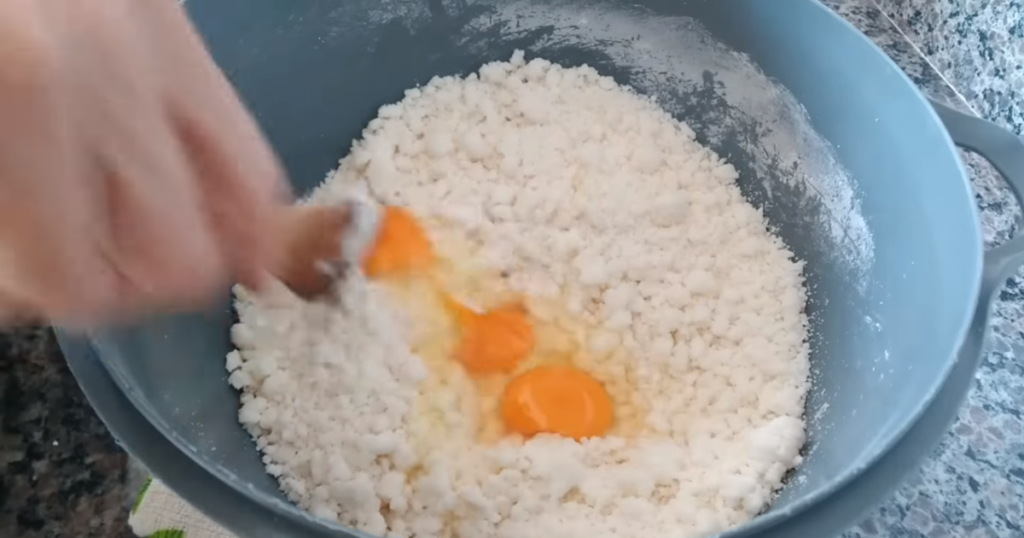 Pipoca maluca biscoito polvilho leite mistura recipiente ovos