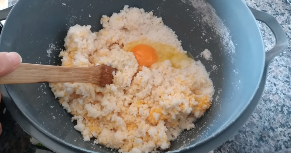 Pipoca maluca biscoito polvilho leite recipiente ovos