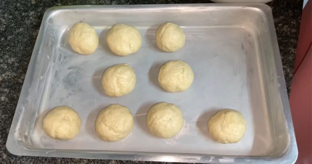 fazer bolinhas e colocar na forma