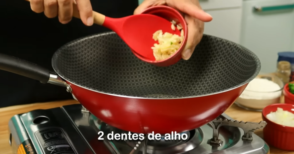 Bolinho de Batata com Frango alho