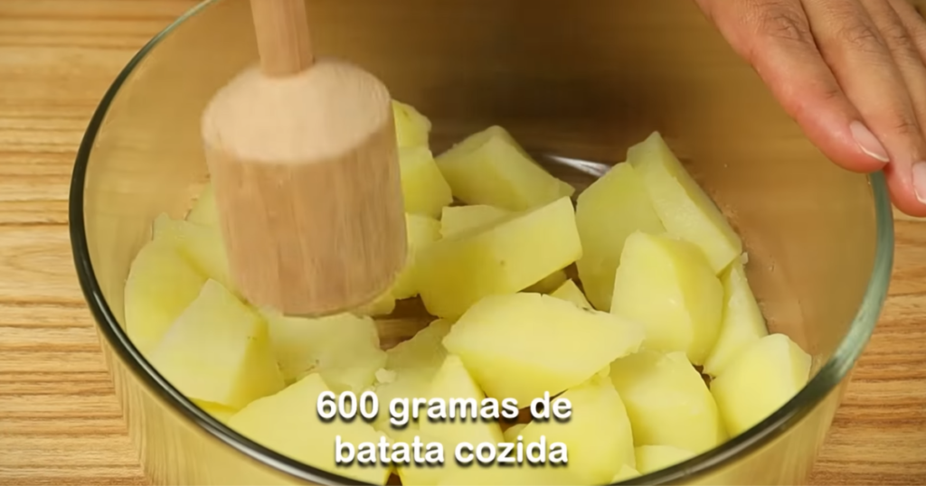 Bolinho de Batata com Frango amassar