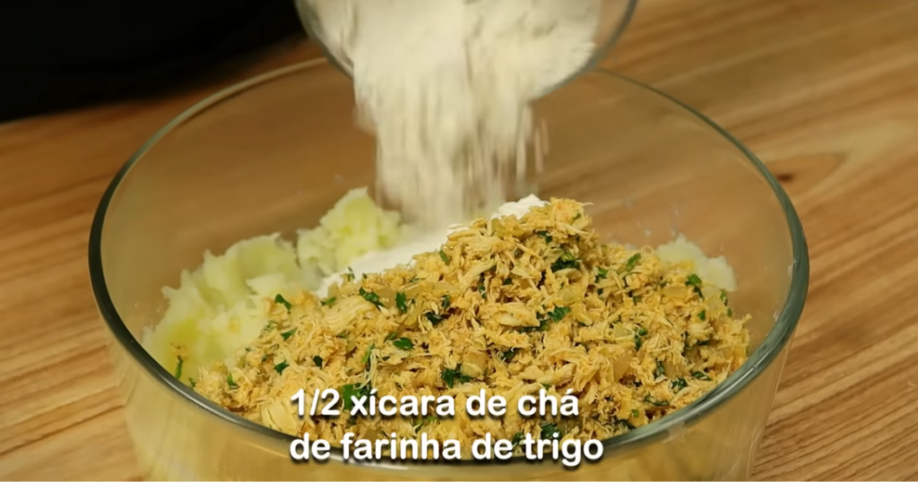 Bolinho de Batata com Frango farinha