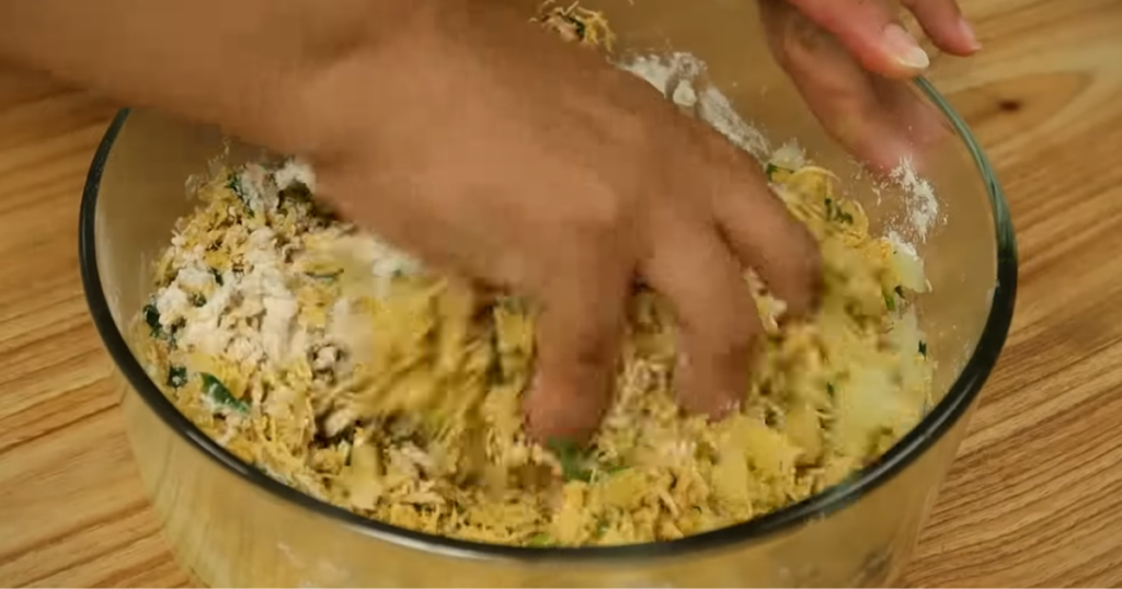 Bolinho de Batata com Frango maos