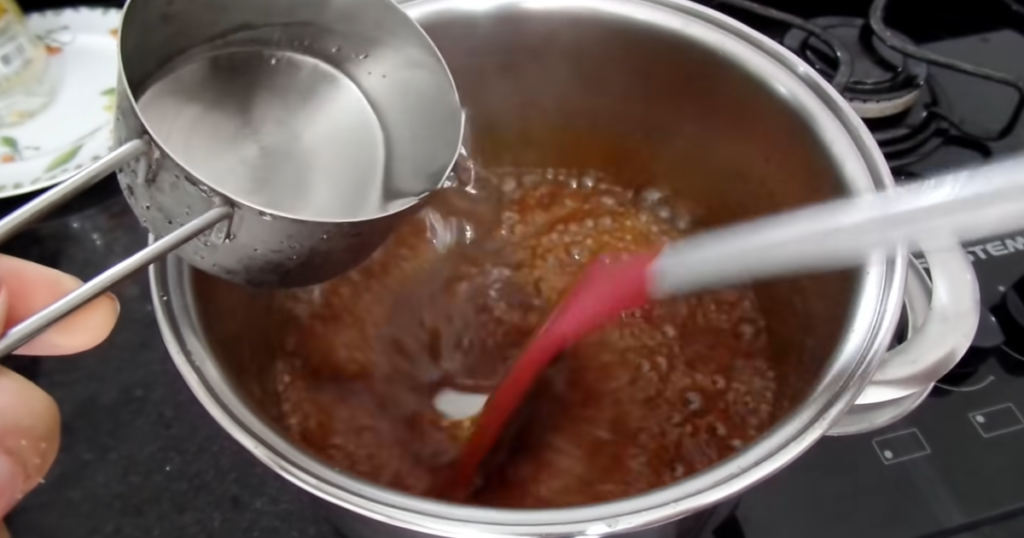 Manjar de coco com calda de ameixa caramelo agua