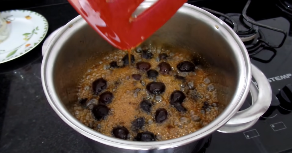 Manjar de coco com calda de ameixa caramelo agua ameixas
