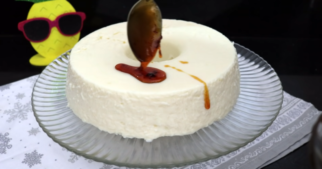 Manjar de coco com calda de ameixa caramelo calda