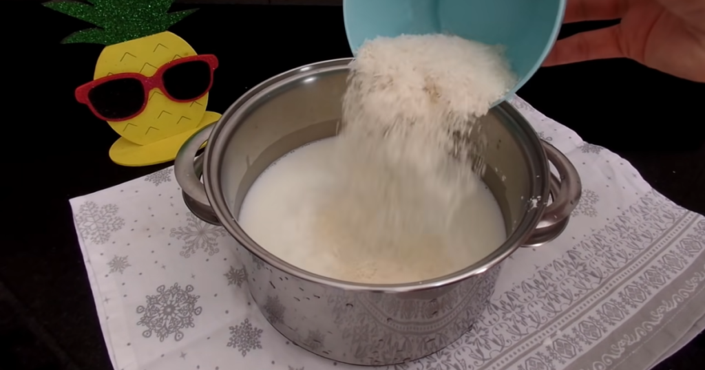 Manjar de coco com calda de ameixa coco ralado