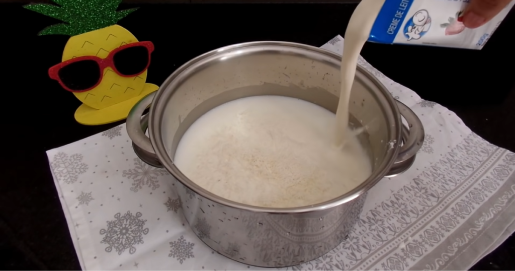 Manjar de coco com calda de ameixa creme leite