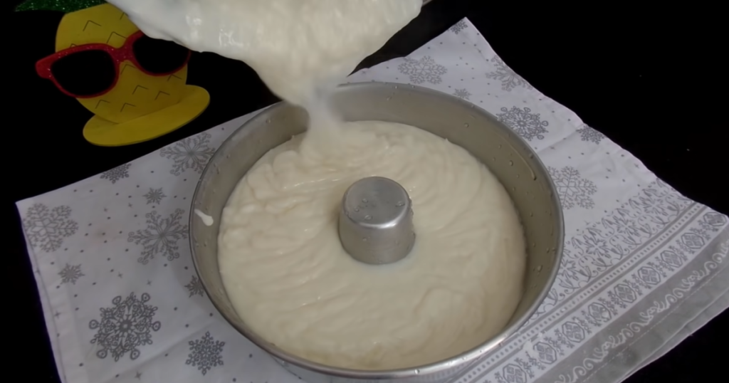 Manjar de coco com calda de ameixa forma