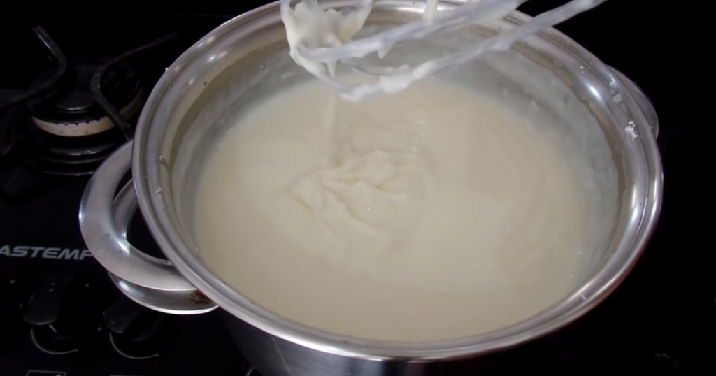 Manjar de coco com calda de ameixa mistura cremosa