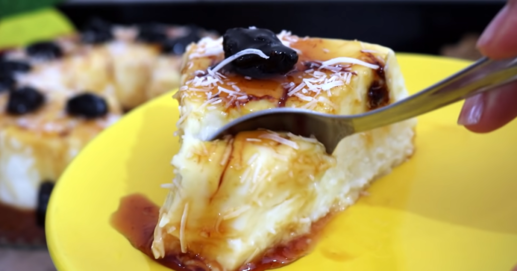 Manjar de coco com calda de ameixa pedaço