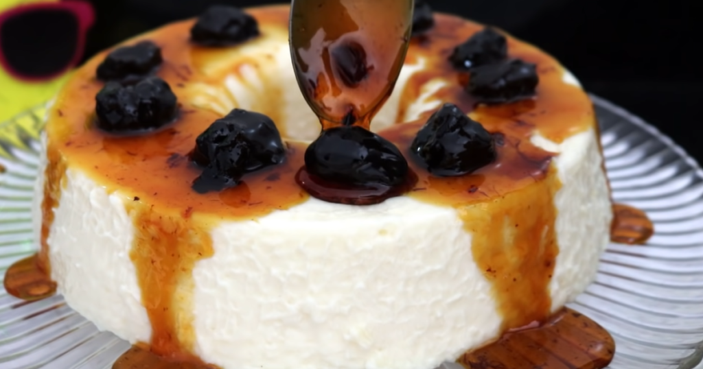 Manjar de coco com calda de ameixa pronto