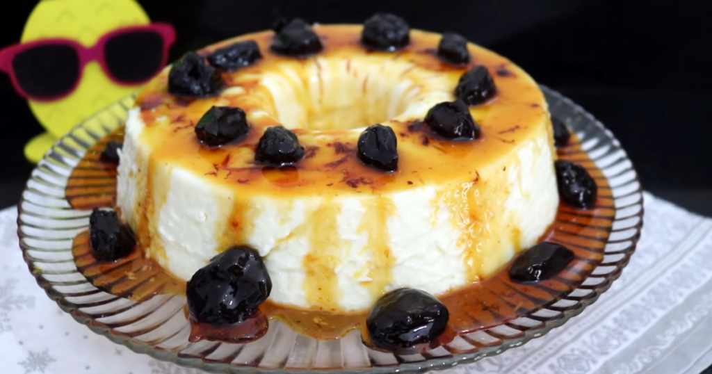 Manjar de coco com calda de ameixa pronto gostoso