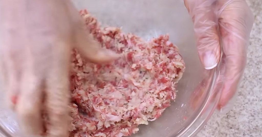 Pão de Linguiça misturar mãos