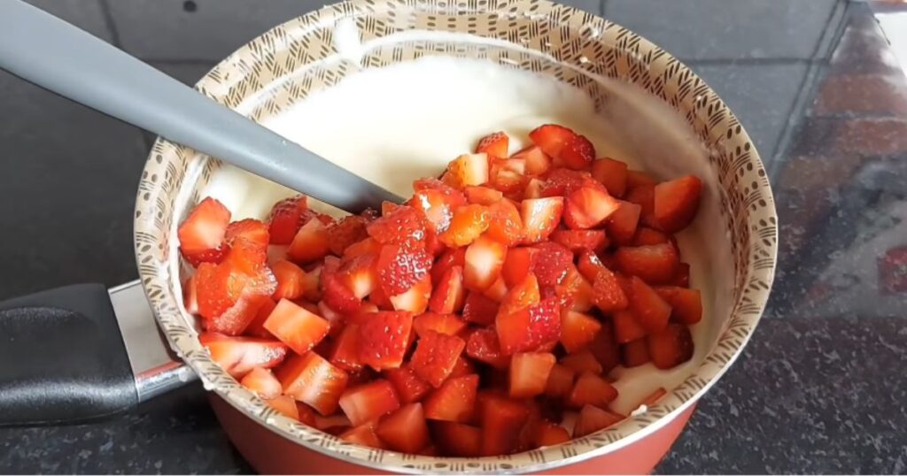 adicionar morango no creme