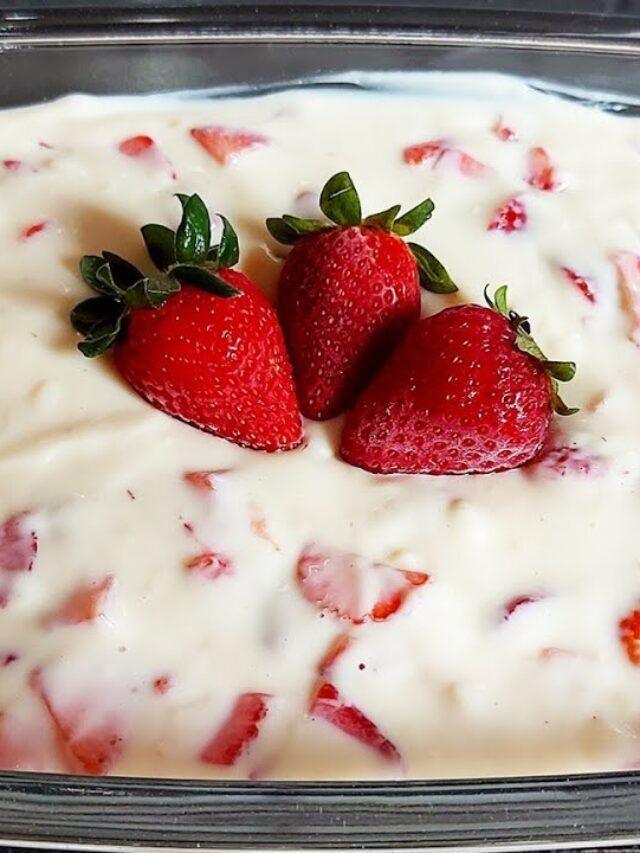Creme delicioso com morangos picados, bem prática como a gente gosta