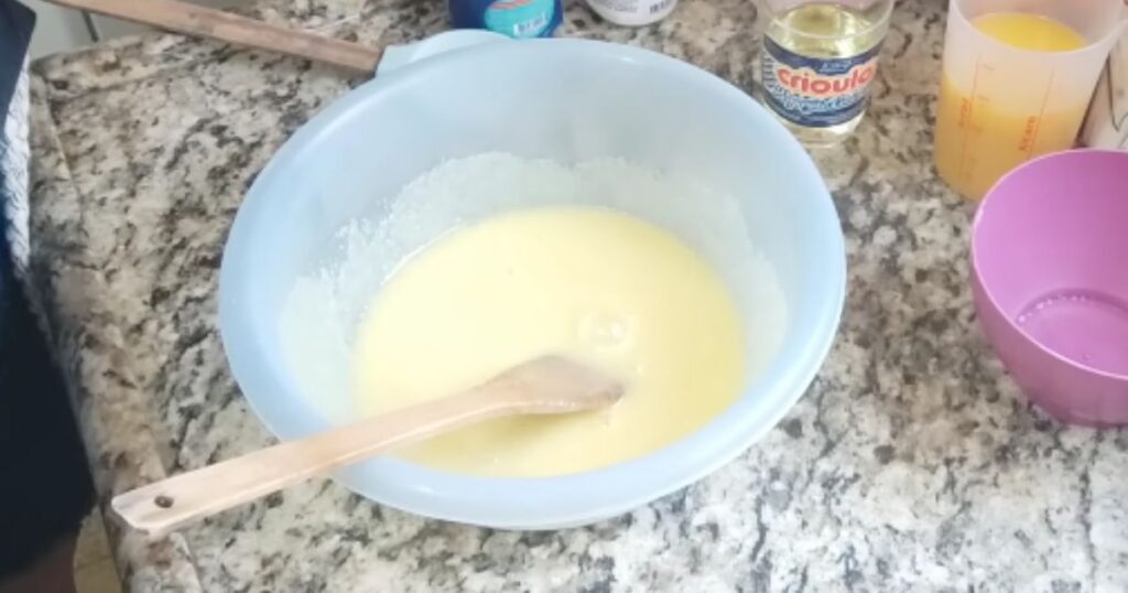 misturar ovos e acucar