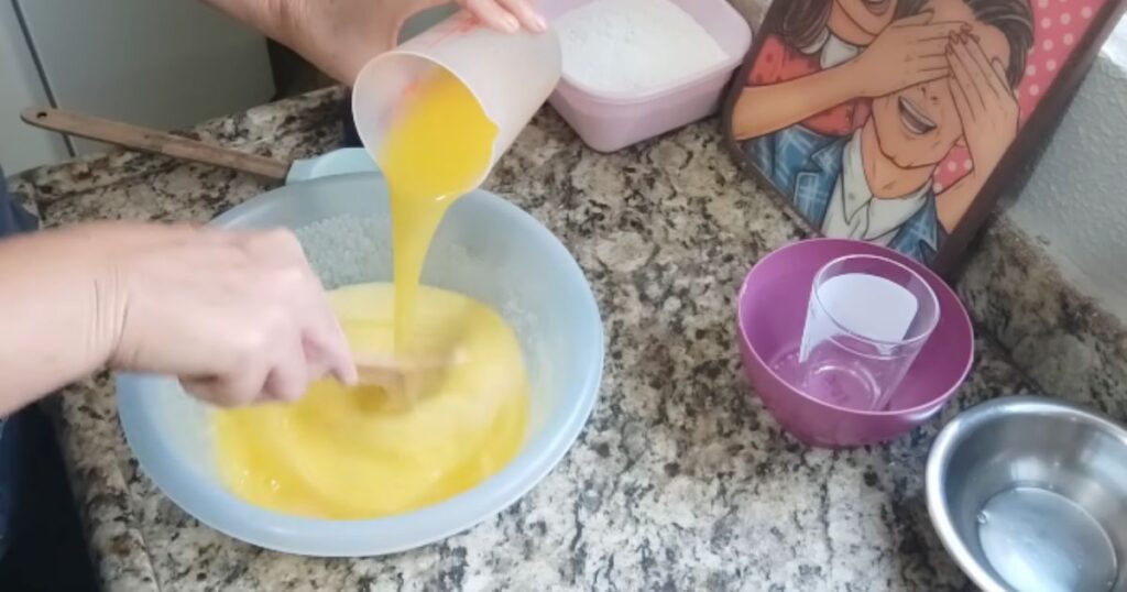 suco de laranja para o bolo