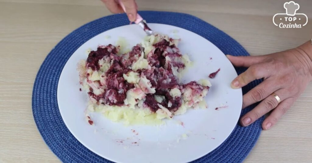 adicionar suco tang nas batatinhas