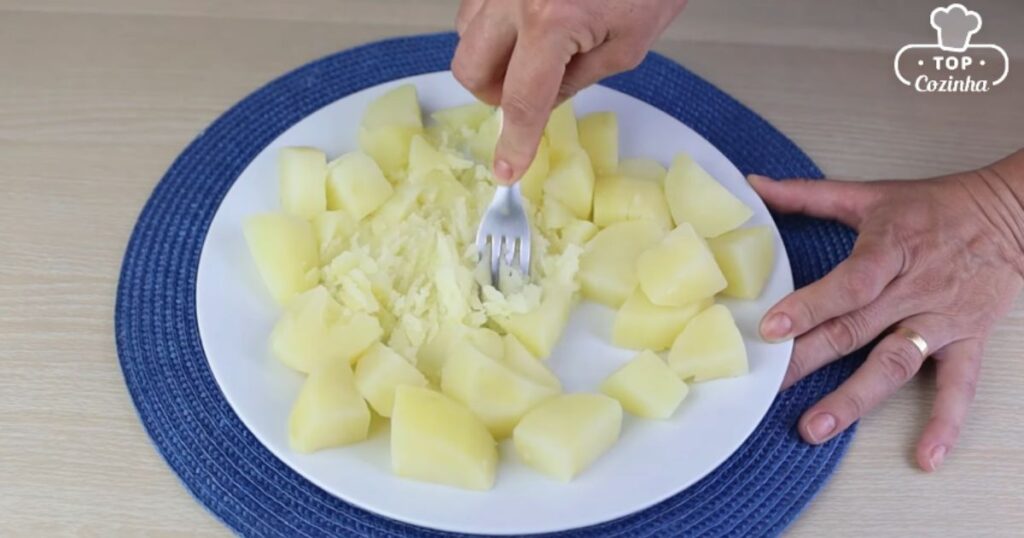 amassar as batatinhas