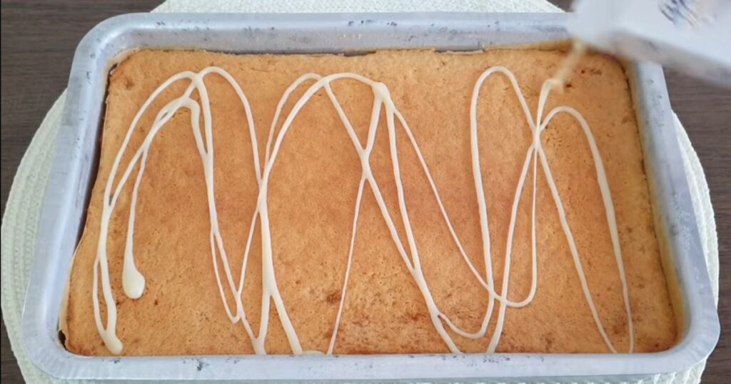 leite condensado por cima do bolo