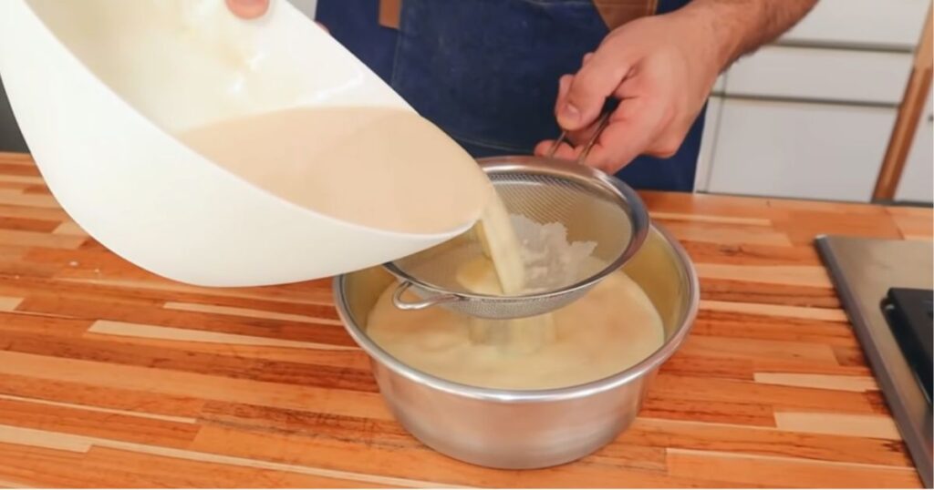 peneirar pudim leite condensado