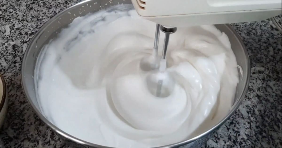 bater claras com acucar pudim