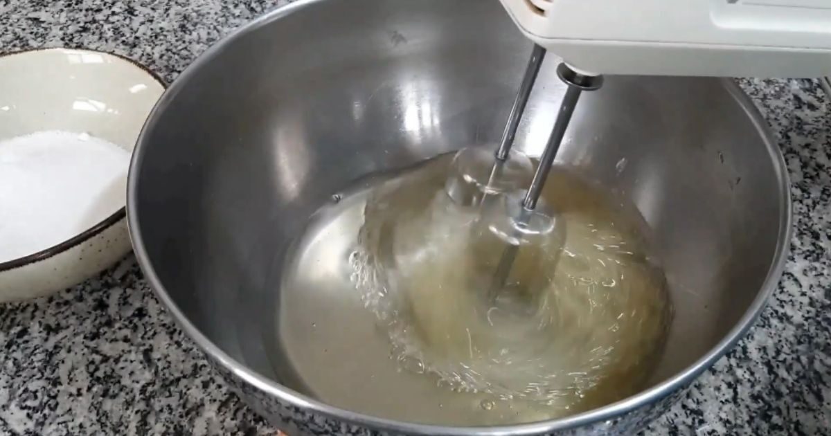 bater claras em neve pudim