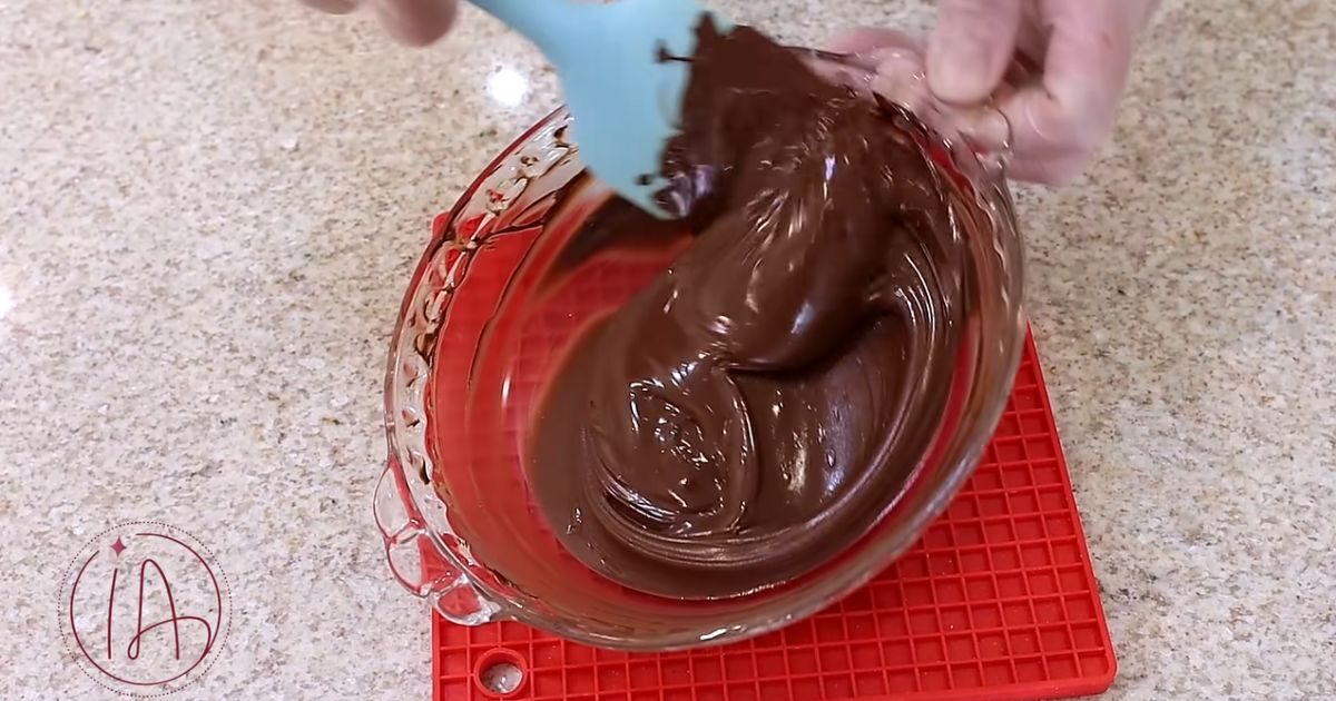 Ovo De Pascoa Na Travessa chocolate derretido