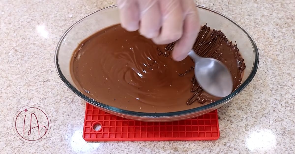 Ovo De Pascoa Na Travessa chocolate derretido colher