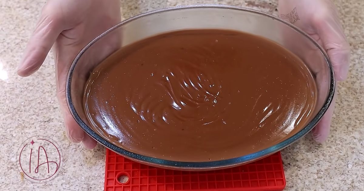 Ovo De Pascoa Na Travessa chocolate gelado