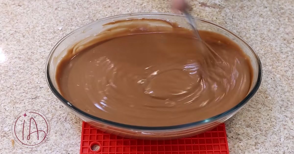 Ovo De Pascoa Na Travessa chocolate mistura