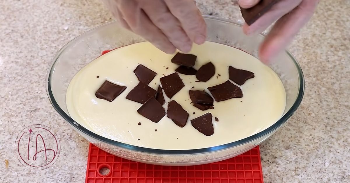 Ovo De Pascoa Na Travessa chocolate picado